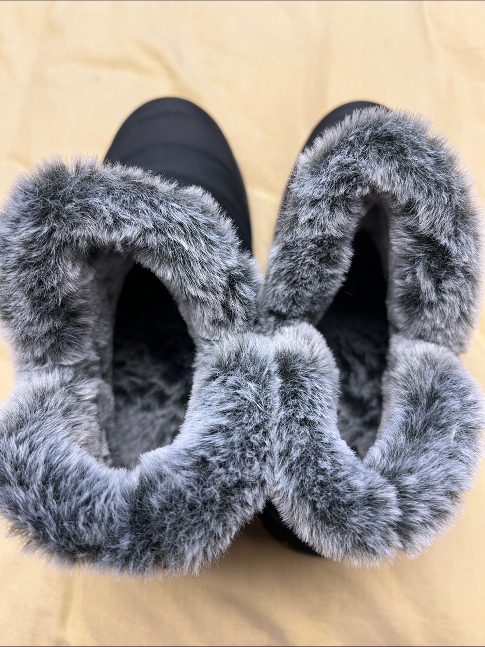 Minnetonka Black Quilted Ankle Winter Boots with Gray Faux Fur Cuff sz 8 - Picture 3 of 9
